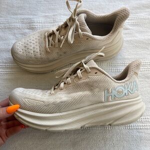 HOKA - CLIFTON 9’S - WOMENS SIZE 8